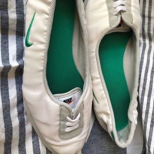 Sz 8.5 Nike slip on shoes